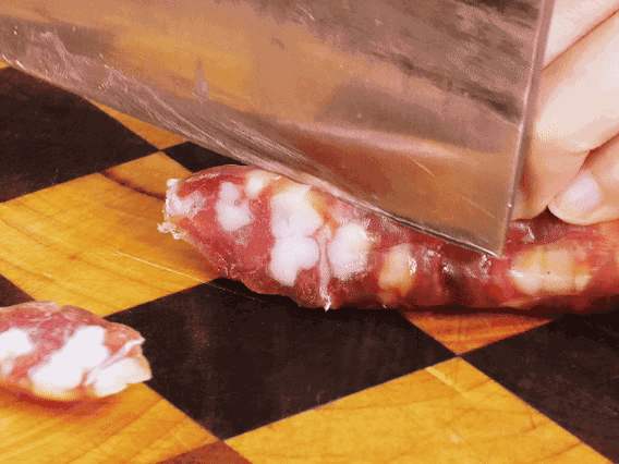 香腸少油煸出香味，下南瓜、板栗、香菇翻炒。2勺生抽、1勺老抽、1勺蠔油、1勺鹽、半勺糖調(diào)味