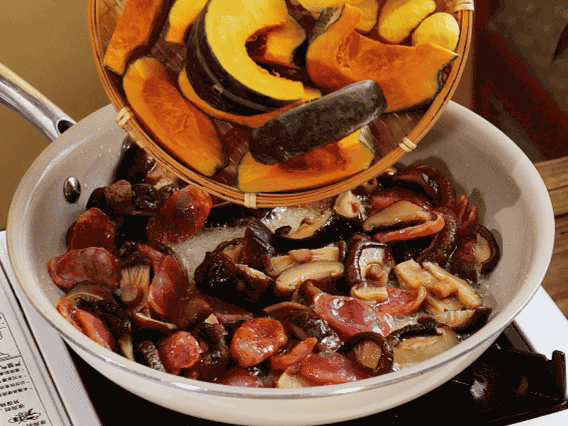 清洗好的大米放入電飯鍋，加裹滿醬汁的食材，再加剛好沒過食材的水，攪拌一下