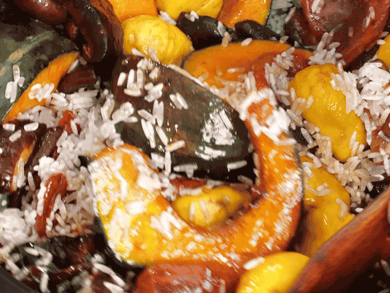 電飯煲正常煮飯模式煮飯。出鍋后撒點蔥花