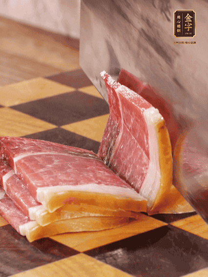 金字火腿切片，溫水浸泡5分鐘；肉皮泡發(fā)，切成小塊。