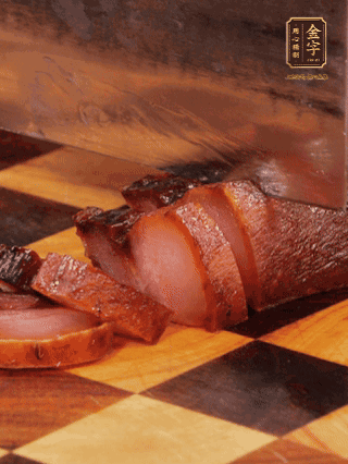 金字醬肉，煮熟切條；蓮藕去皮，切成條狀，焯水2分鐘