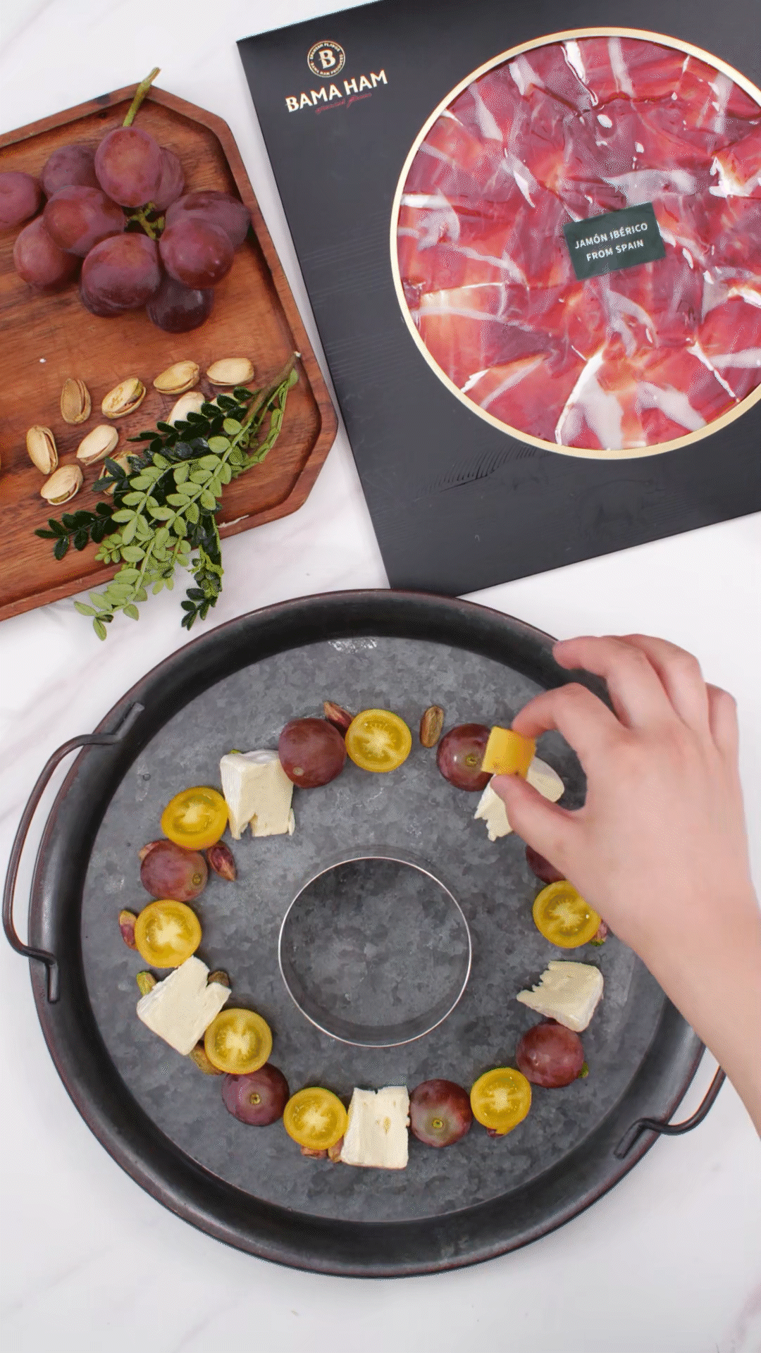 準(zhǔn)備一個(gè)大盤子，中間放上模具（或是一個(gè)空碗）預(yù)留空位，沿著磨具把食材擺盤成花環(huán)裝