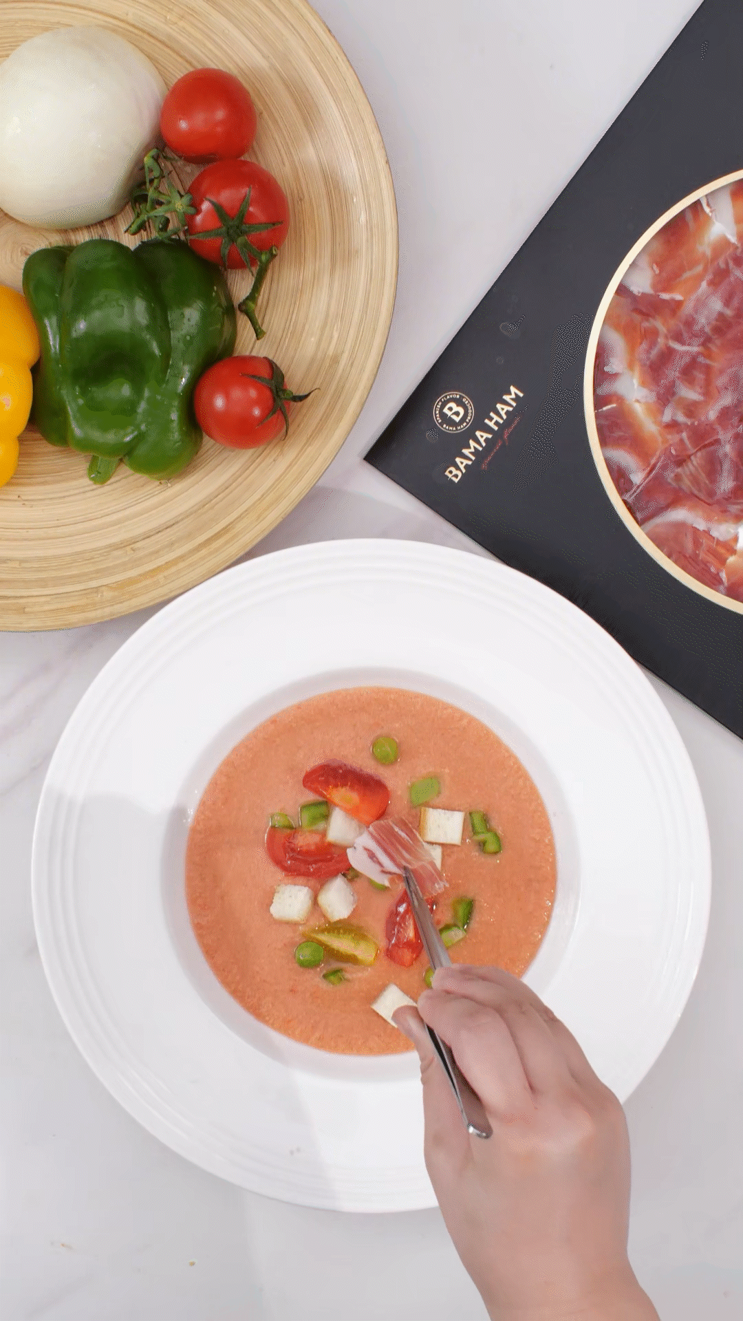 擺盤時(shí)，加入青豆，面包丁，黃瓜丁，烤面包丁，番茄丁