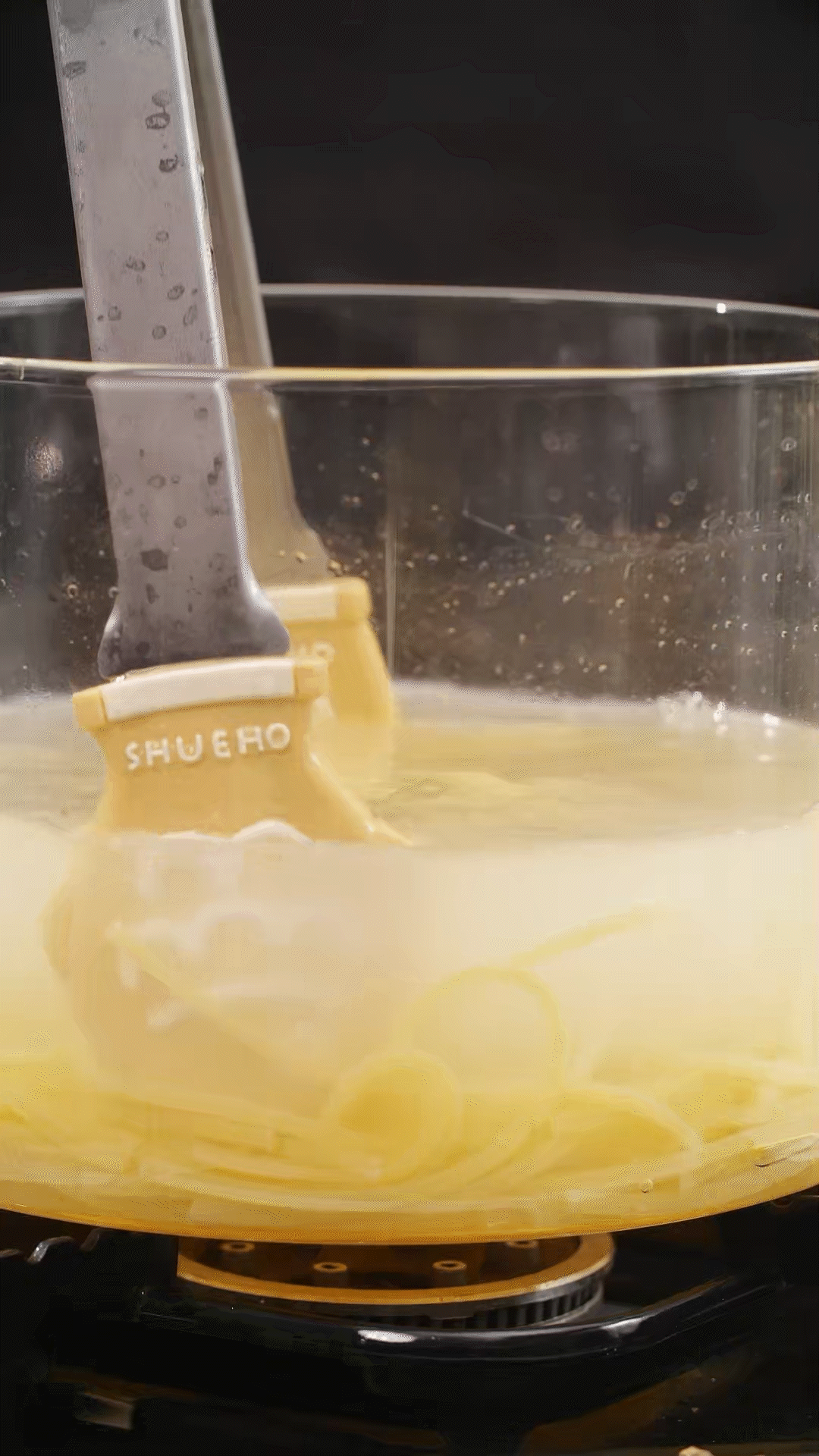 將意面煮熟，到自己喜歡的熟度。撈出過冷水，瀝干
