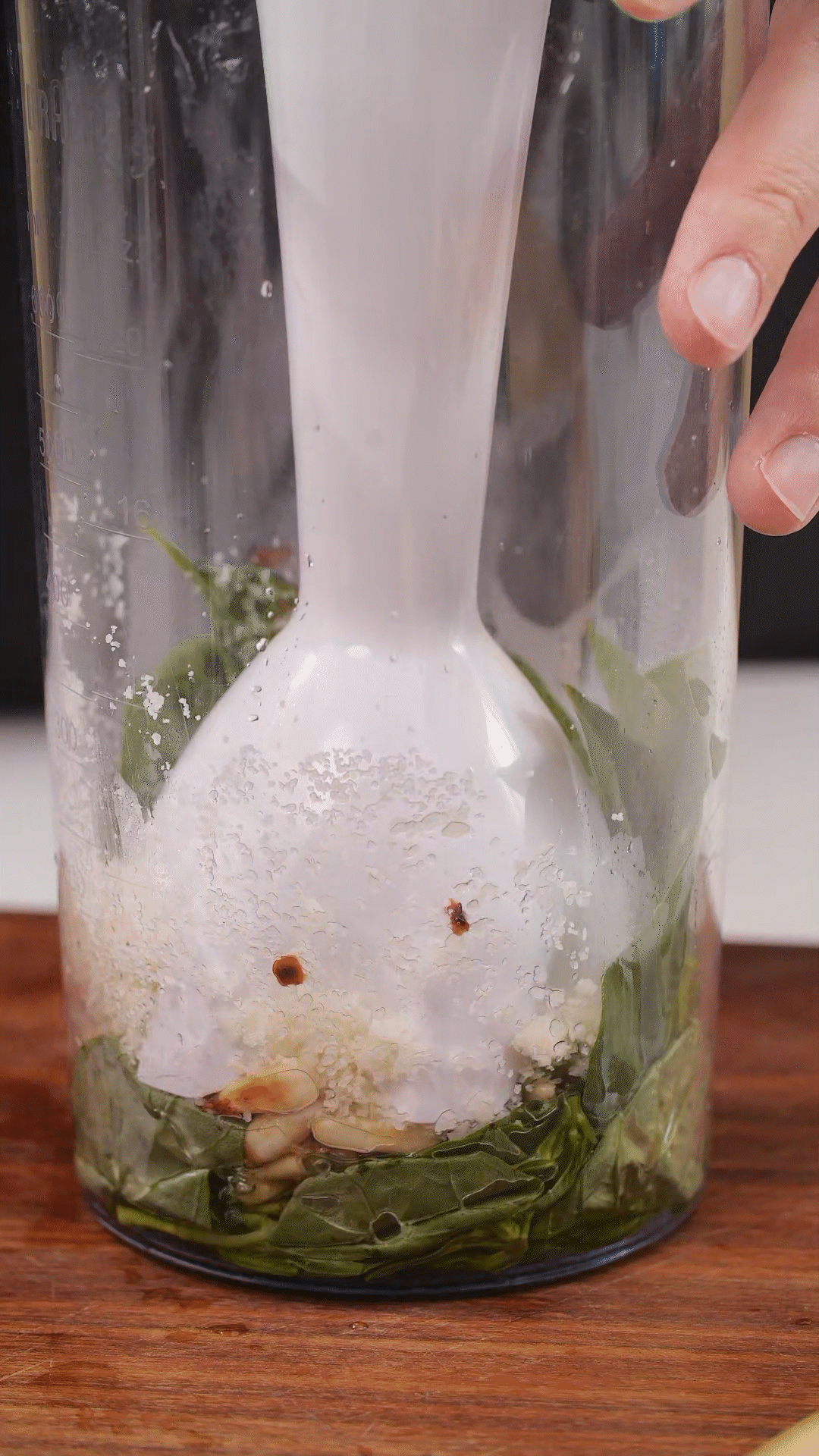 加入松子、現(xiàn)磨芝士碎、大蒜、鹽和檸檬汁、橄欖油，用手持料理機攪打細膩均勻
