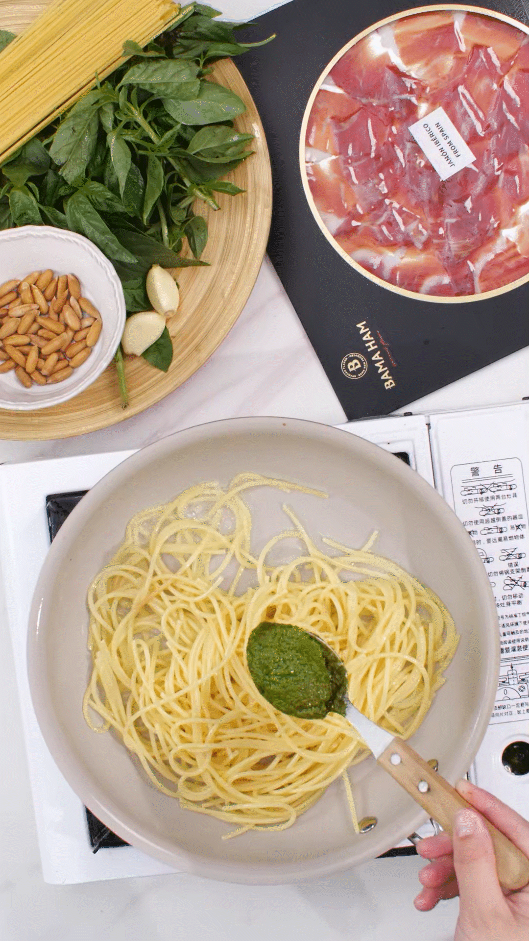 鍋中加入橄欖油，放入意面和青醬攪拌均勻裝盤
